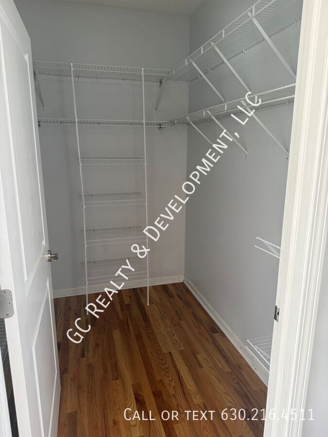 *** 2 BDRM / 2 BATH / HEATED GARAGE / LAUNDRY IN UNIT / HARDWOOD / NEWER BUILDING *** property image