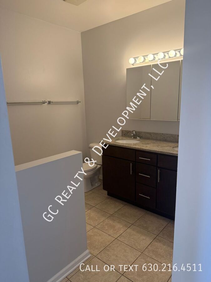 *** 2 BDRM / 2 BATH / HEATED GARAGE / LAUNDRY IN UNIT / HARDWOOD / NEWER BUILDING *** property image