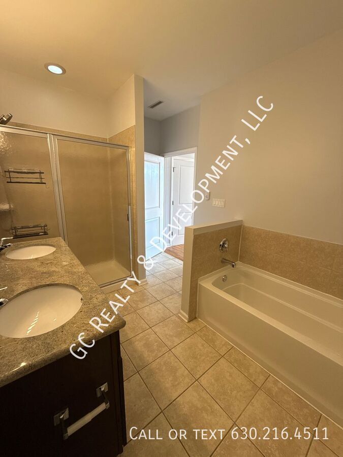 *** 2 BDRM / 2 BATH / HEATED GARAGE / LAUNDRY IN UNIT / HARDWOOD / NEWER BUILDING *** property image