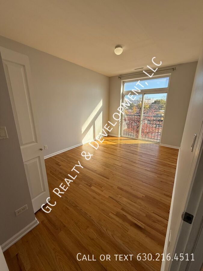 *** 2 BDRM / 2 BATH / HEATED GARAGE / LAUNDRY IN UNIT / HARDWOOD / NEWER BUILDING *** property image