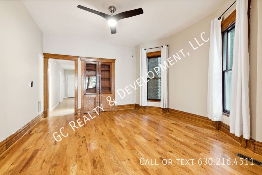 *** ​1/2 MO RENT FREE / WRIGLEYVILLE LOCATION / FULLY UPDATED / 3 BDRM / APPL INCL / CENTRAL AIR *** property image