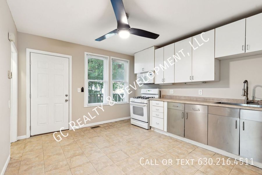 *** ​1/2 MO RENT FREE / WRIGLEYVILLE LOCATION / FULLY UPDATED / 3 BDRM / APPL INCL / CENTRAL AIR *** property image