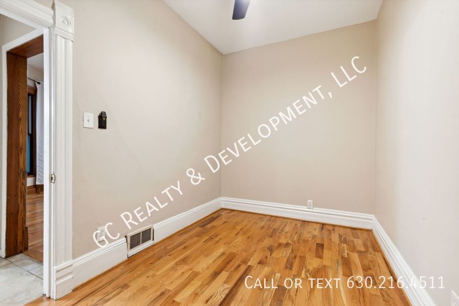 *** ​1/2 MO RENT FREE / WRIGLEYVILLE LOCATION / FULLY UPDATED / 3 BDRM / APPL INCL / CENTRAL AIR *** property image