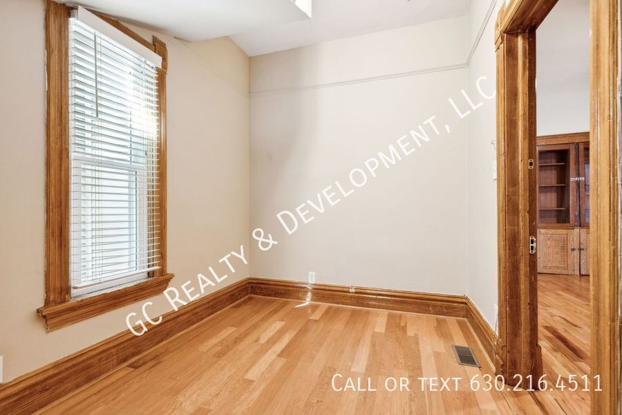 *** ​1/2 MO RENT FREE / WRIGLEYVILLE LOCATION / FULLY UPDATED / 3 BDRM / APPL INCL / CENTRAL AIR *** property image