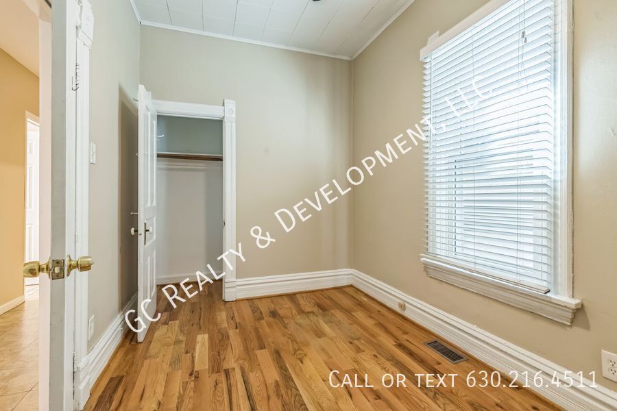 *** ​1/2 MO RENT FREE / WRIGLEYVILLE LOCATION / FULLY UPDATED / 3 BDRM / APPL INCL / CENTRAL AIR *** property image