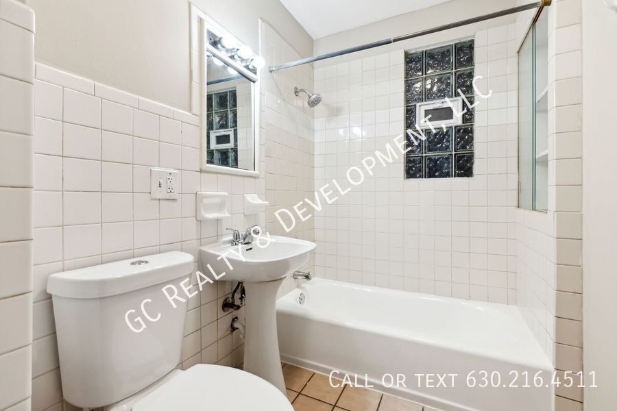 *** ​1/2 MO RENT FREE / WRIGLEYVILLE LOCATION / FULLY UPDATED / 3 BDRM / APPL INCL / CENTRAL AIR *** property image