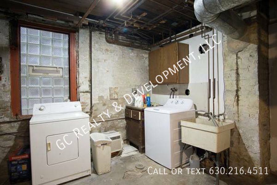 *** ​1/2 MO RENT FREE / WRIGLEYVILLE LOCATION / FULLY UPDATED / 3 BDRM / APPL INCL / CENTRAL AIR *** property image