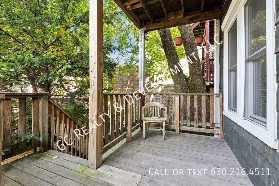 *** ​1/2 MO RENT FREE / WRIGLEYVILLE LOCATION / FULLY UPDATED / 3 BDRM / APPL INCL / CENTRAL AIR *** property image