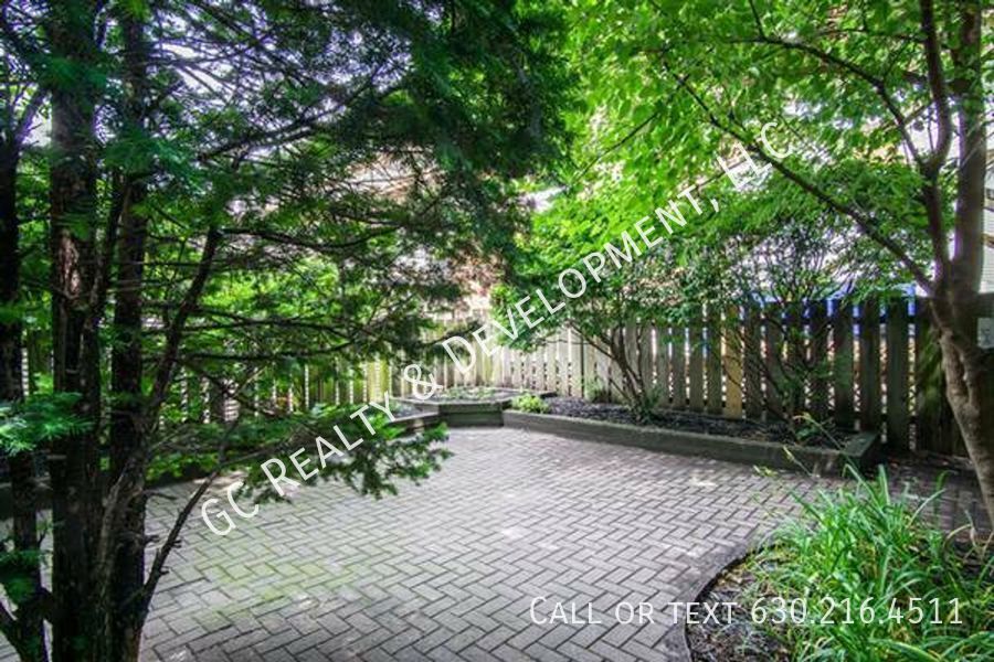 *** ​1/2 MO RENT FREE / WRIGLEYVILLE LOCATION / FULLY UPDATED / 3 BDRM / APPL INCL / CENTRAL AIR *** property image