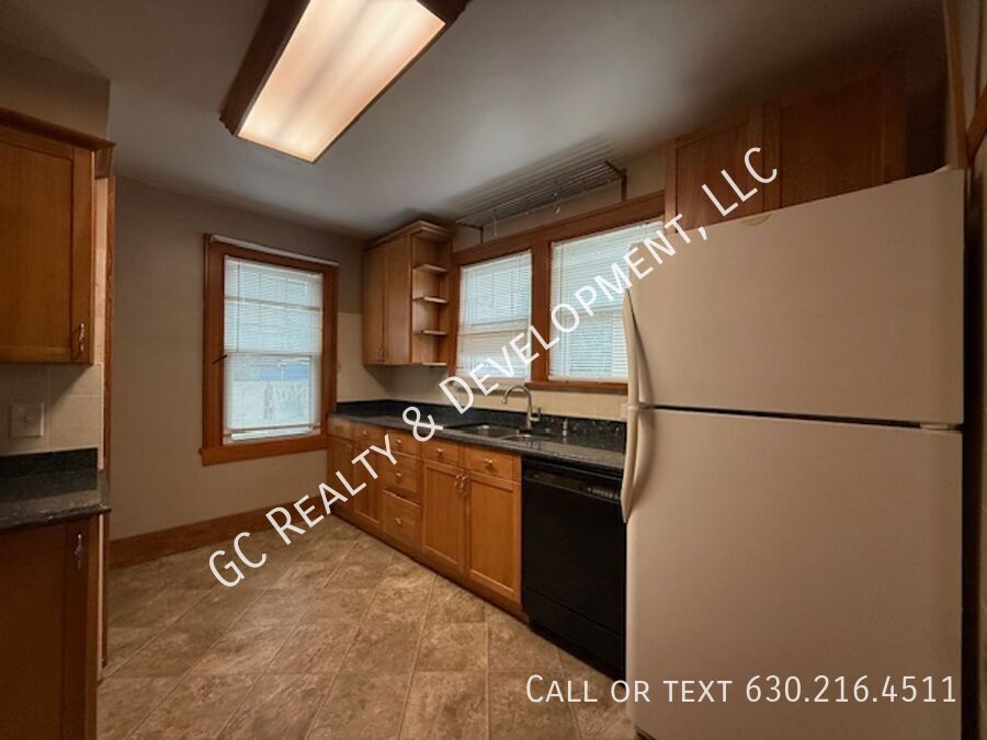 *** 1/2 MO RENT FREE / 2 BDRM / PET FRIENDLY / ATTIC STORAGE / BASEMENT / TONS OF PARKING *** property image