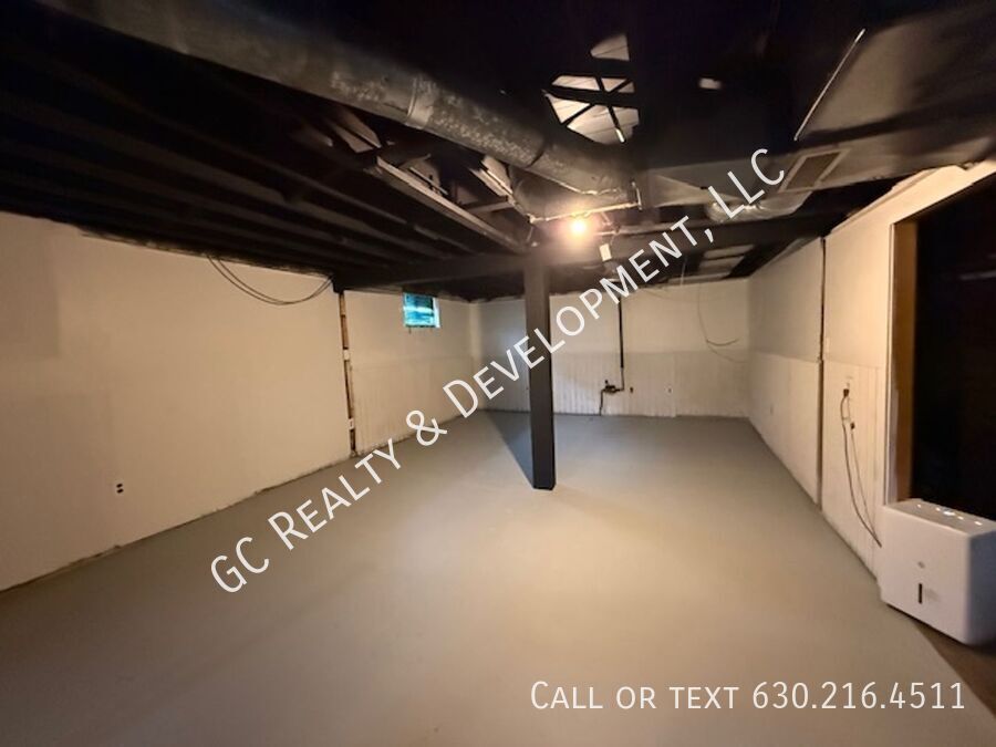 *** 1/2 MO RENT FREE / 2 BDRM / PET FRIENDLY / ATTIC STORAGE / BASEMENT / TONS OF PARKING *** property image