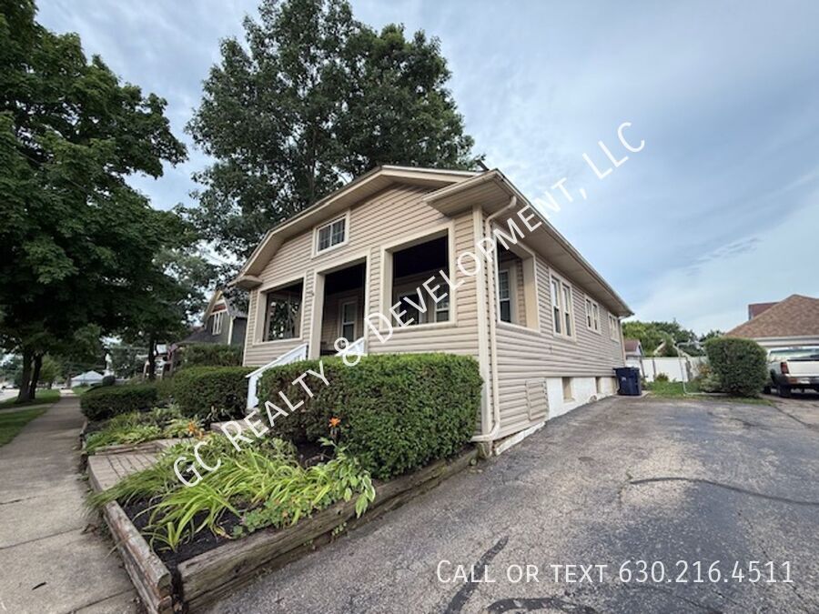 *** 1/2 MO RENT FREE / 2 BDRM / PET FRIENDLY / ATTIC STORAGE / BASEMENT / TONS OF PARKING *** property image