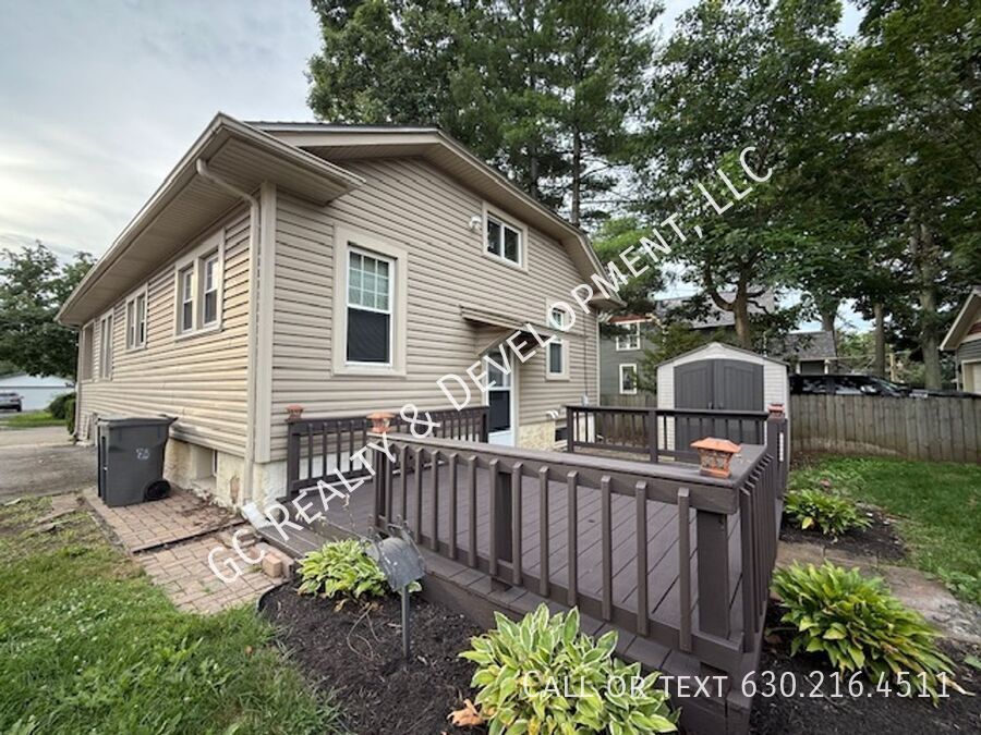 *** 1/2 MO RENT FREE / 2 BDRM / PET FRIENDLY / ATTIC STORAGE / BASEMENT / TONS OF PARKING *** property image