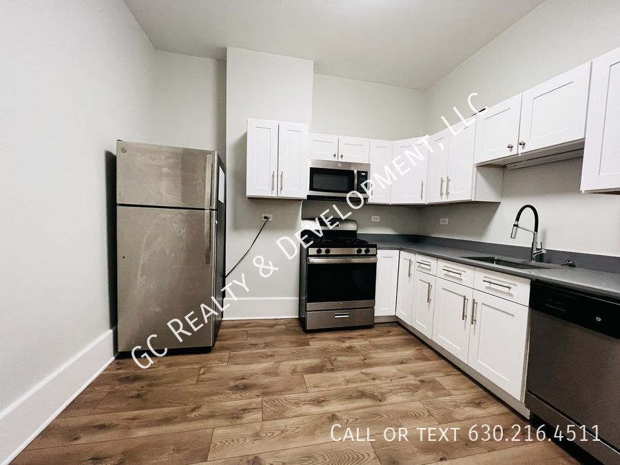 *** 1/2 MO RENT FREE / RECENTLY UPDATED / CENTRAL AC / 3 BDRMS / FIRST FLOOR UNIT / SS APPL INCL / W&D IN UNIT *** property image