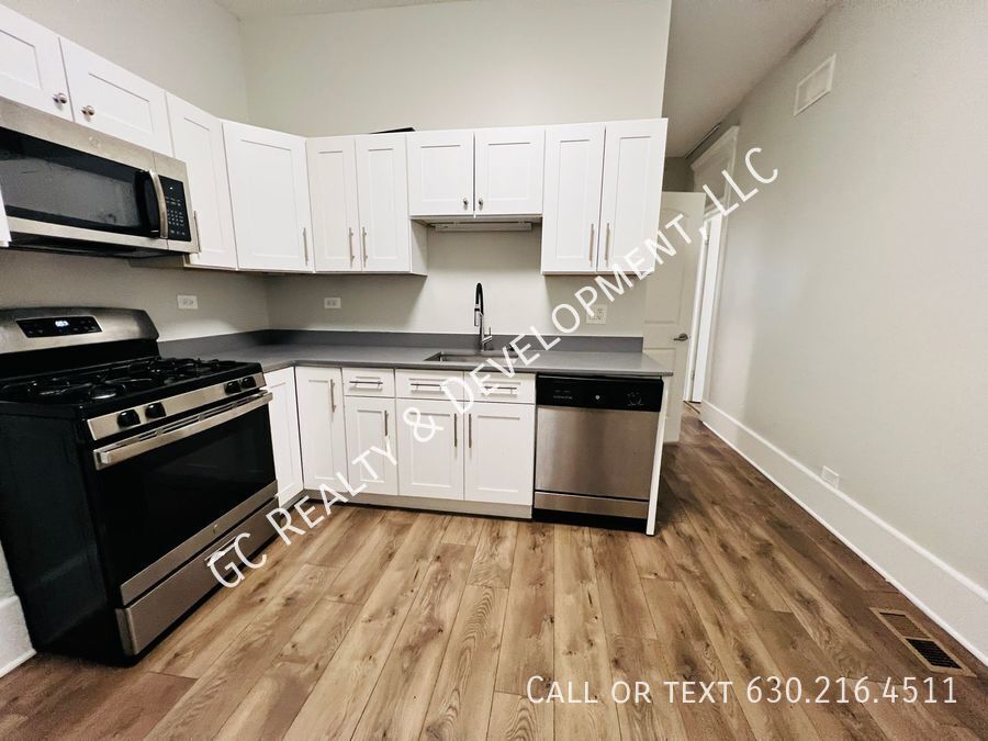 *** 1/2 MO RENT FREE / RECENTLY UPDATED / CENTRAL AC / 3 BDRMS / FIRST FLOOR UNIT / SS APPL INCL / W&D IN UNIT *** property image