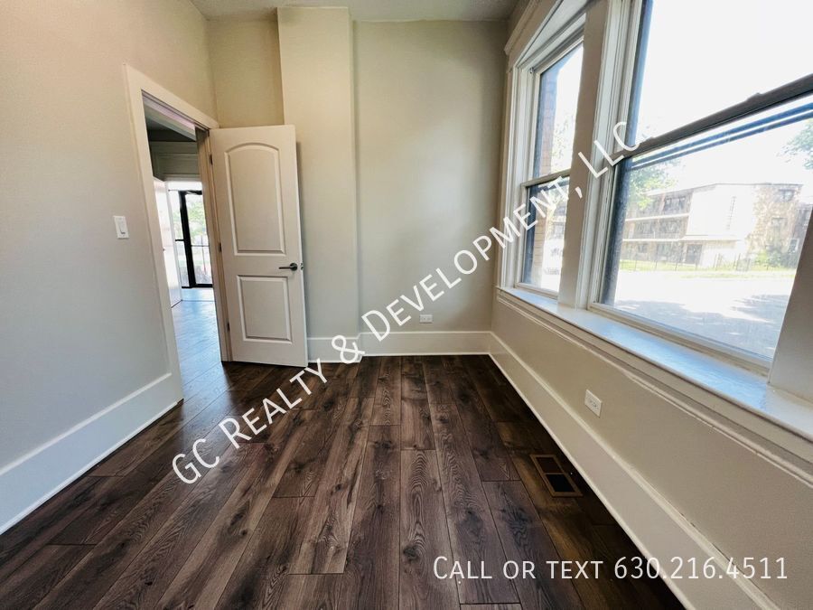 *** 1/2 MO RENT FREE / RECENTLY UPDATED / CENTRAL AC / 3 BDRMS / FIRST FLOOR UNIT / SS APPL INCL / W&D IN UNIT *** property image