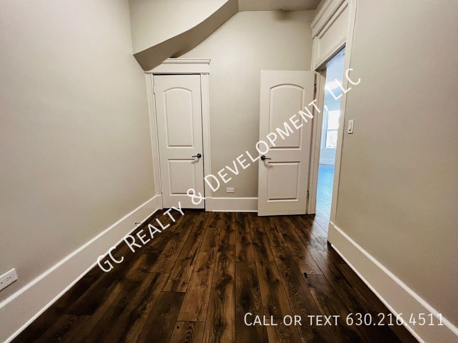 *** 1/2 MO RENT FREE / RECENTLY UPDATED / CENTRAL AC / 3 BDRMS / FIRST FLOOR UNIT / SS APPL INCL / W&D IN UNIT *** property image