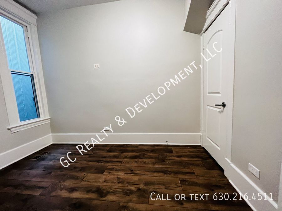 *** 1/2 MO RENT FREE / RECENTLY UPDATED / CENTRAL AC / 3 BDRMS / FIRST FLOOR UNIT / SS APPL INCL / W&D IN UNIT *** property image