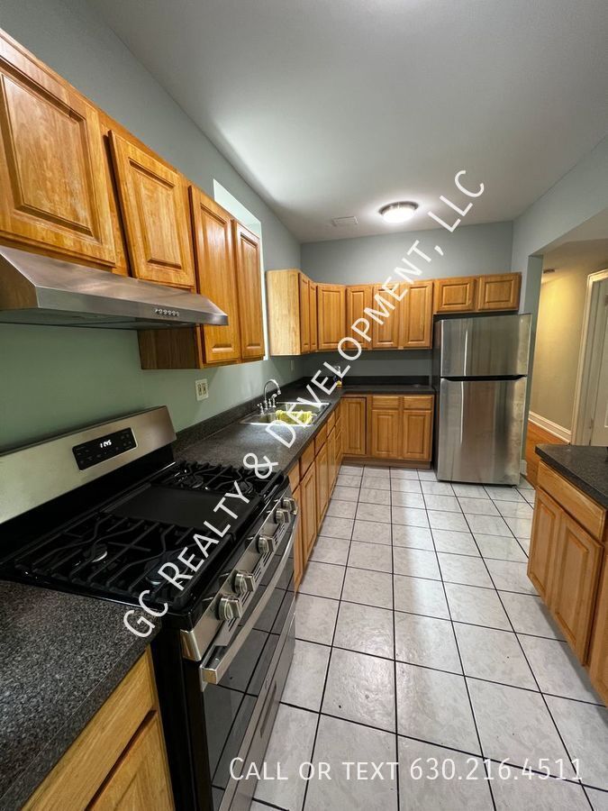 ***  1/2 MO RENT FREE / ROGERS PARK / 3 BDRM - 2 BTH / OVER 1400 SQ FT / SS APPL INCLUDED / LAUNDRY IN BUILDING *** property image