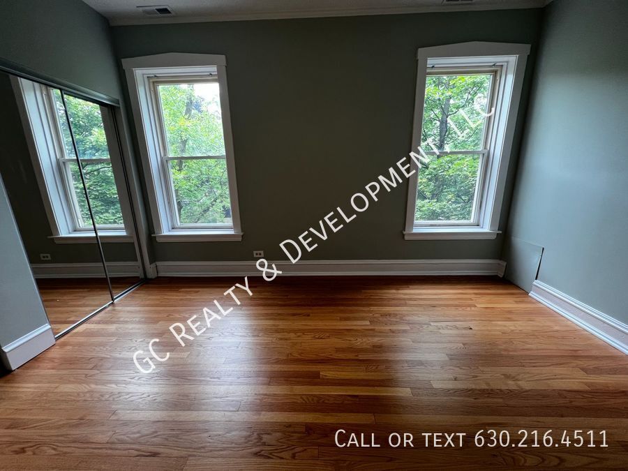 ***  1/2 MO RENT FREE / ROGERS PARK / 3 BDRM - 2 BTH / OVER 1400 SQ FT / SS APPL INCLUDED / LAUNDRY IN BUILDING *** property image