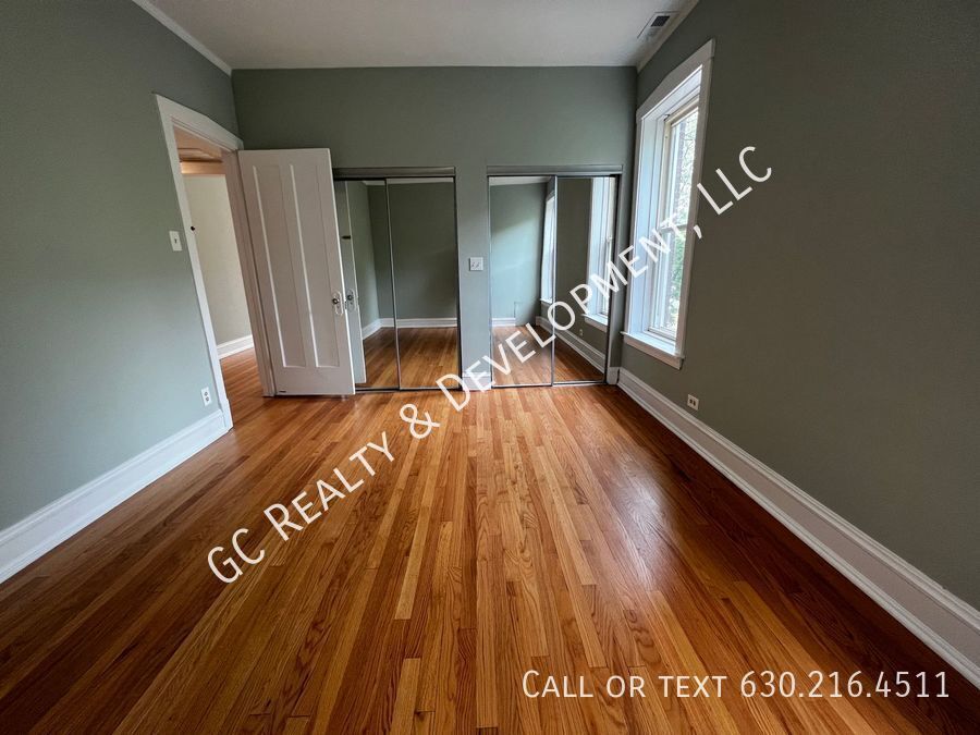 ***  1/2 MO RENT FREE / ROGERS PARK / 3 BDRM - 2 BTH / OVER 1400 SQ FT / SS APPL INCLUDED / LAUNDRY IN BUILDING *** property image