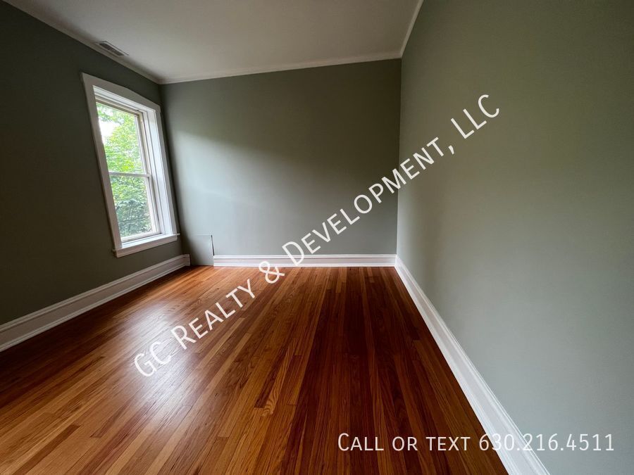 ***  1/2 MO RENT FREE / ROGERS PARK / 3 BDRM - 2 BTH / OVER 1400 SQ FT / SS APPL INCLUDED / LAUNDRY IN BUILDING *** property image