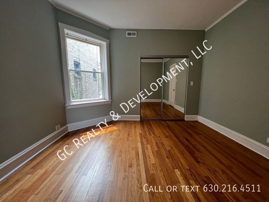 ***  1/2 MO RENT FREE / ROGERS PARK / 3 BDRM - 2 BTH / OVER 1400 SQ FT / SS APPL INCLUDED / LAUNDRY IN BUILDING *** property image
