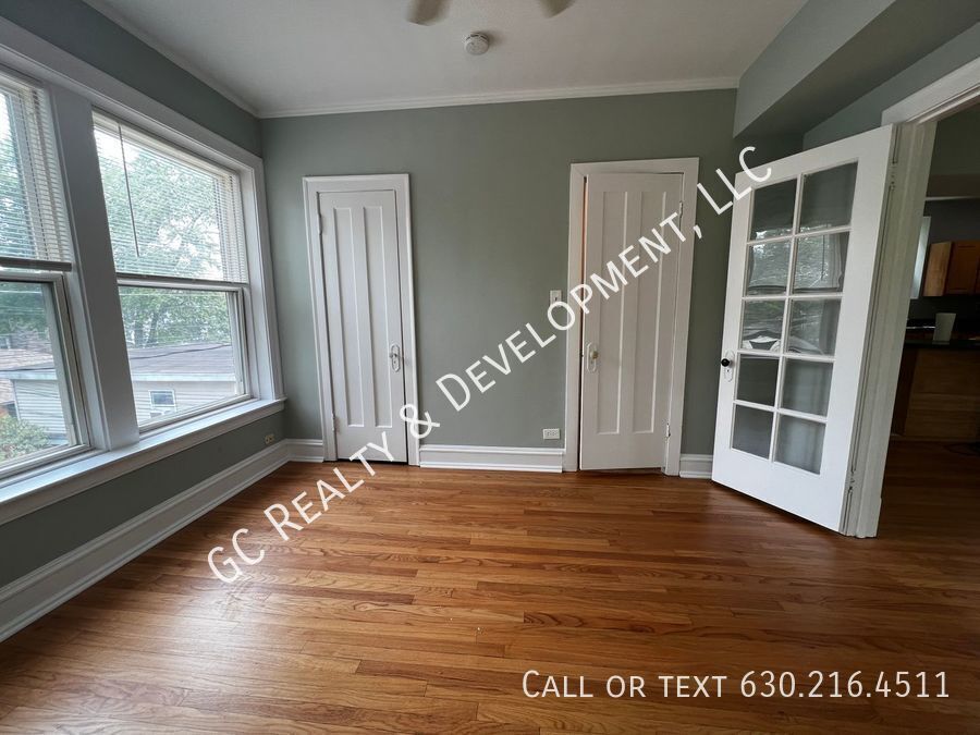 ***  1/2 MO RENT FREE / ROGERS PARK / 3 BDRM - 2 BTH / OVER 1400 SQ FT / SS APPL INCLUDED / LAUNDRY IN BUILDING *** property image