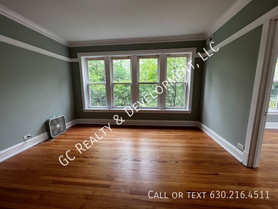 ***  1/2 MO RENT FREE / ROGERS PARK / 3 BDRM - 2 BTH / OVER 1400 SQ FT / SS APPL INCLUDED / LAUNDRY IN BUILDING *** property image