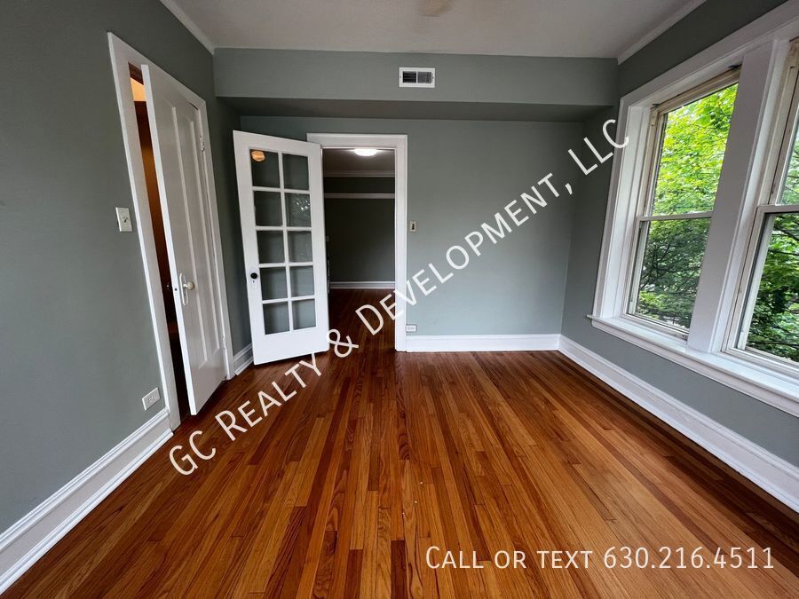 ***  1/2 MO RENT FREE / ROGERS PARK / 3 BDRM - 2 BTH / OVER 1400 SQ FT / SS APPL INCLUDED / LAUNDRY IN BUILDING *** property image