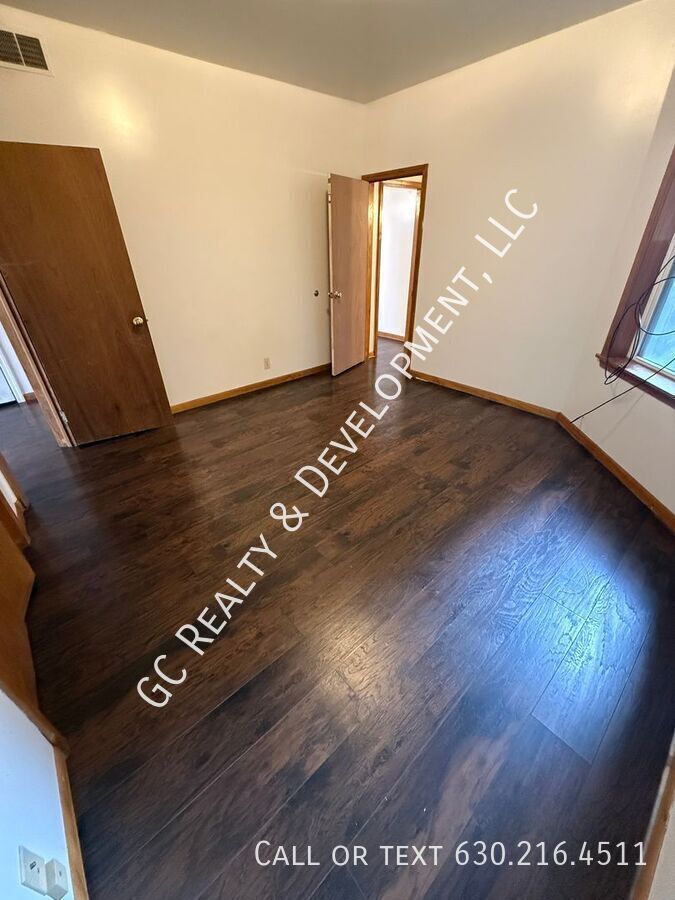 *** 1ST FLOOR UNIT / 2 BDRM / PET FRIENDLY / GARAGE PARKING FOR $50/MO / CENTRAL AC *** property image