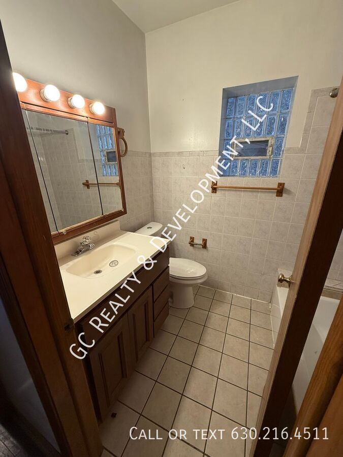 *** 1ST FLOOR UNIT / 2 BDRM / PET FRIENDLY / GARAGE PARKING FOR $50/MO / CENTRAL AC *** property image