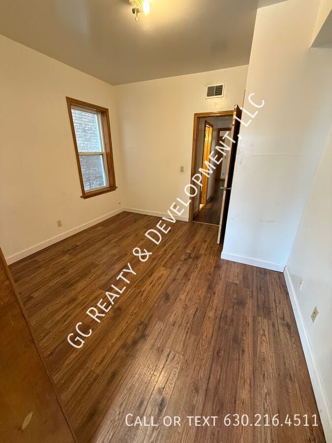 *** 1ST FLOOR UNIT / 2 BDRM / PET FRIENDLY / GARAGE PARKING FOR $50/MO / CENTRAL AC *** property image
