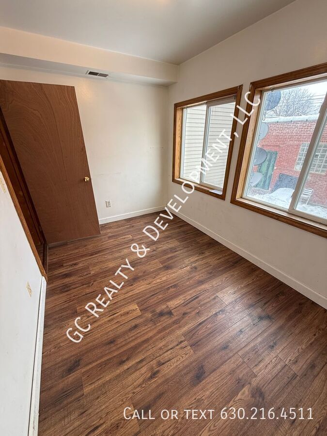 *** 1ST FLOOR UNIT / 2 BDRM / PET FRIENDLY / GARAGE PARKING FOR $50/MO / CENTRAL AC *** property image