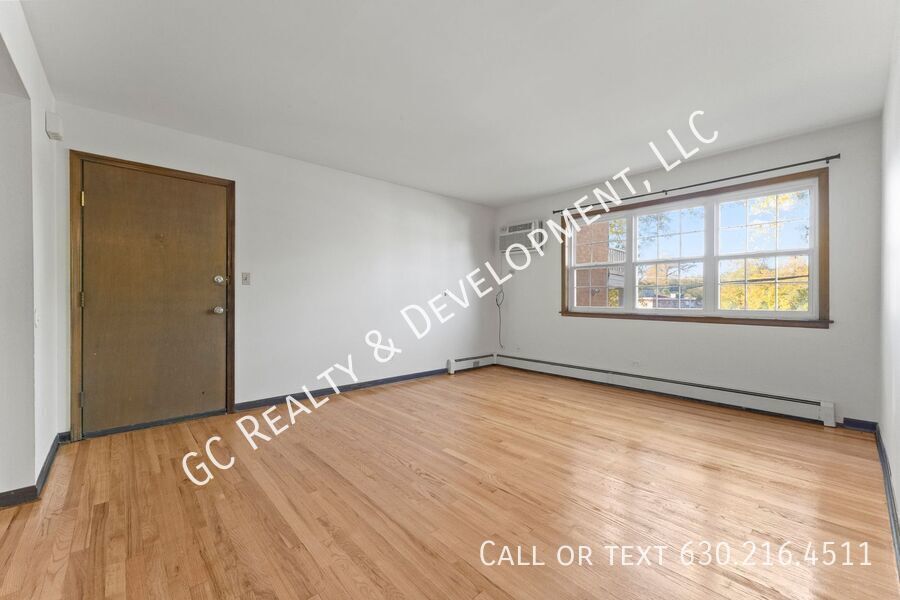 *** 2 BDRM / HARDWOOD FLOORS / TENANT ONLY PAYS ELECTRIC / PARKING INCLUDED *** property image