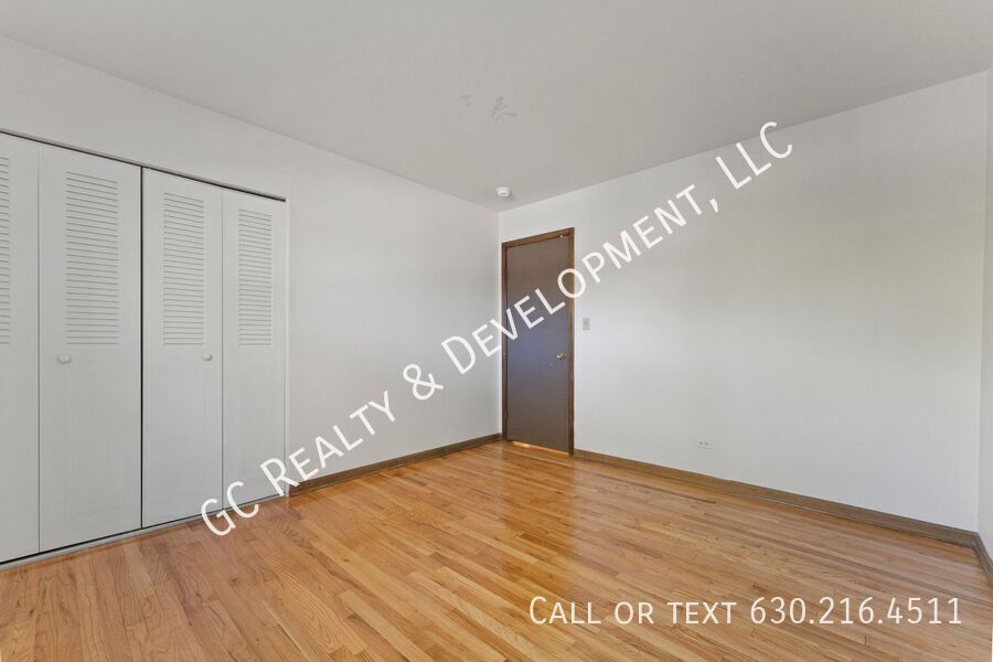 *** 2 BDRM / HARDWOOD FLOORS / TENANT ONLY PAYS ELECTRIC / PARKING INCLUDED *** property image