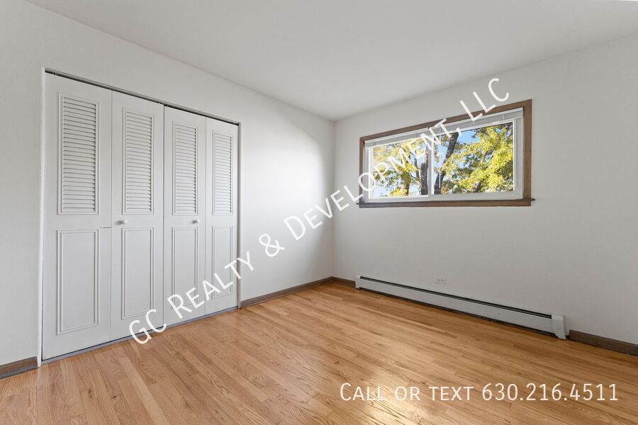*** 2 BDRM / HARDWOOD FLOORS / TENANT ONLY PAYS ELECTRIC / PARKING INCLUDED *** property image