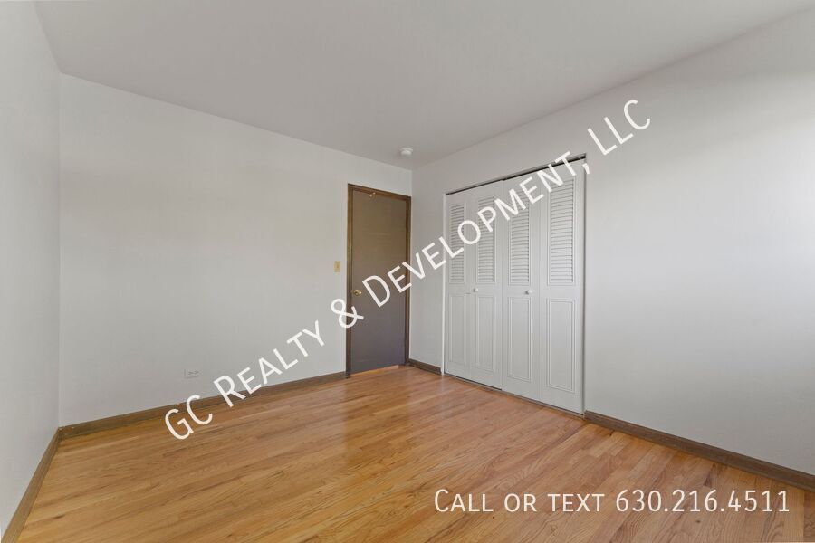 *** 2 BDRM / HARDWOOD FLOORS / TENANT ONLY PAYS ELECTRIC / PARKING INCLUDED *** property image