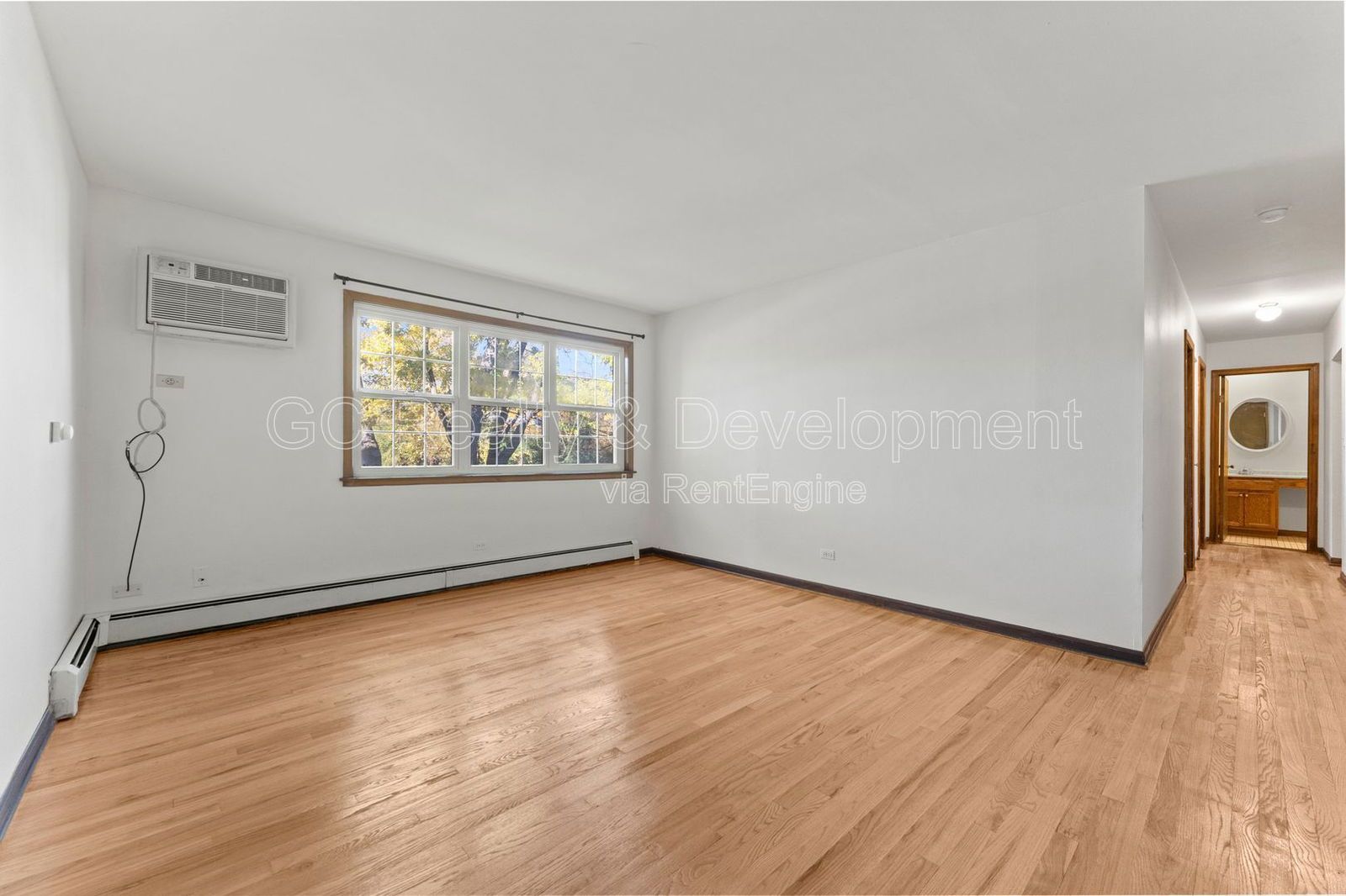 *** 2 BDRM / HARDWOOD FLOORS / TENANT ONLY PAYS ELECTRIC / PARKING INCLUDED *** property image