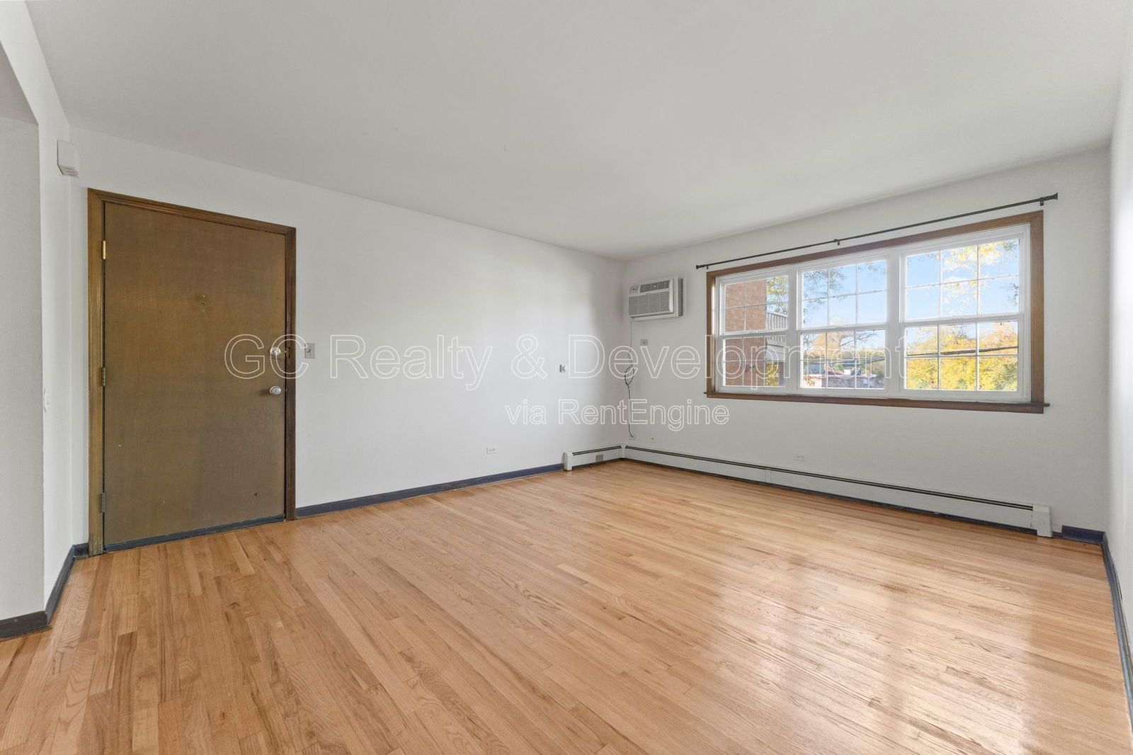 *** 2 BDRM / HARDWOOD FLOORS / TENANT ONLY PAYS ELECTRIC / PARKING INCLUDED *** property image