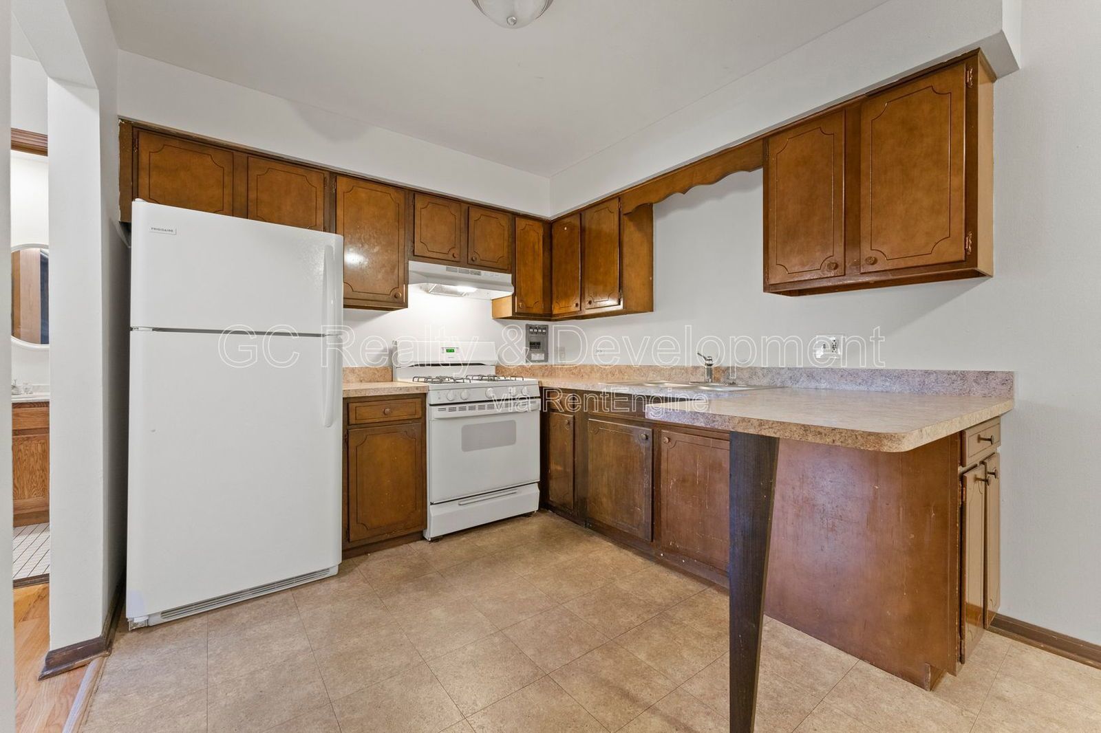 *** 2 BDRM / HARDWOOD FLOORS / TENANT ONLY PAYS ELECTRIC / PARKING INCLUDED *** property image