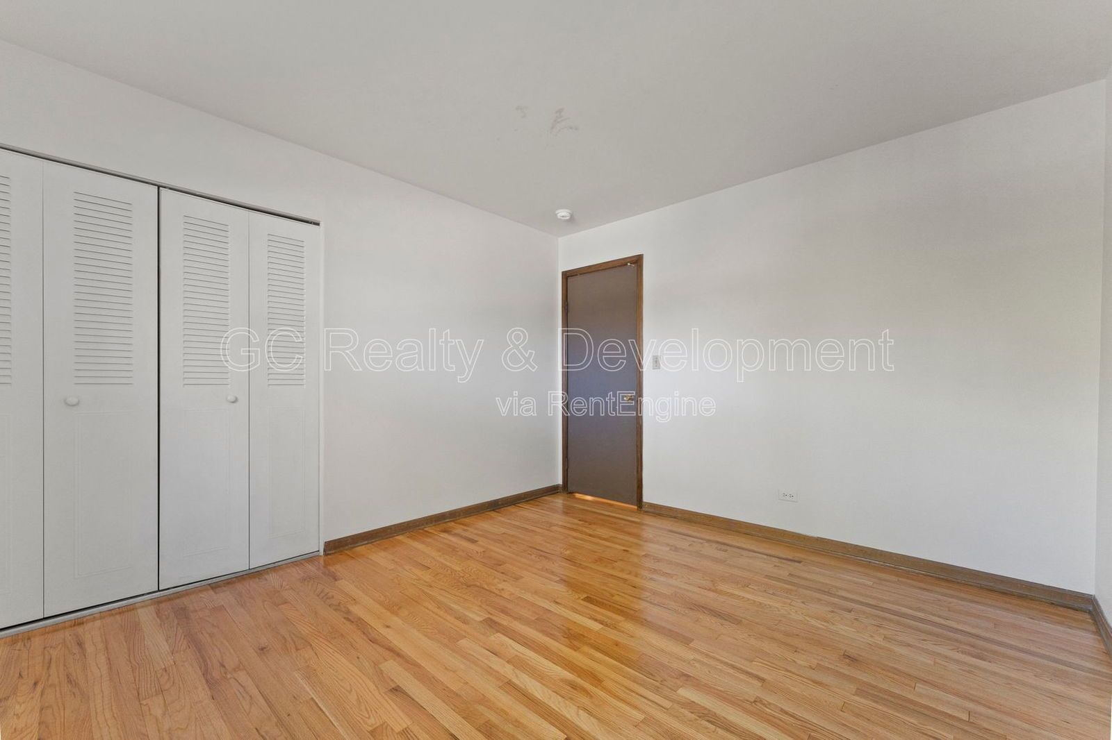 *** 2 BDRM / HARDWOOD FLOORS / TENANT ONLY PAYS ELECTRIC / PARKING INCLUDED *** property image