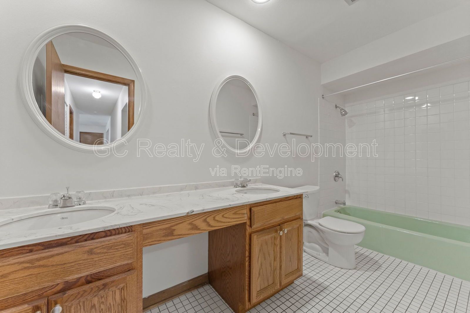 *** 2 BDRM / HARDWOOD FLOORS / TENANT ONLY PAYS ELECTRIC / PARKING INCLUDED *** property image