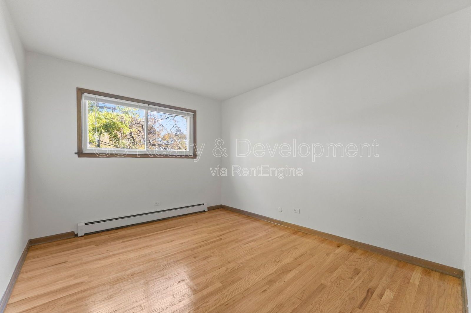 *** 2 BDRM / HARDWOOD FLOORS / TENANT ONLY PAYS ELECTRIC / PARKING INCLUDED *** property image