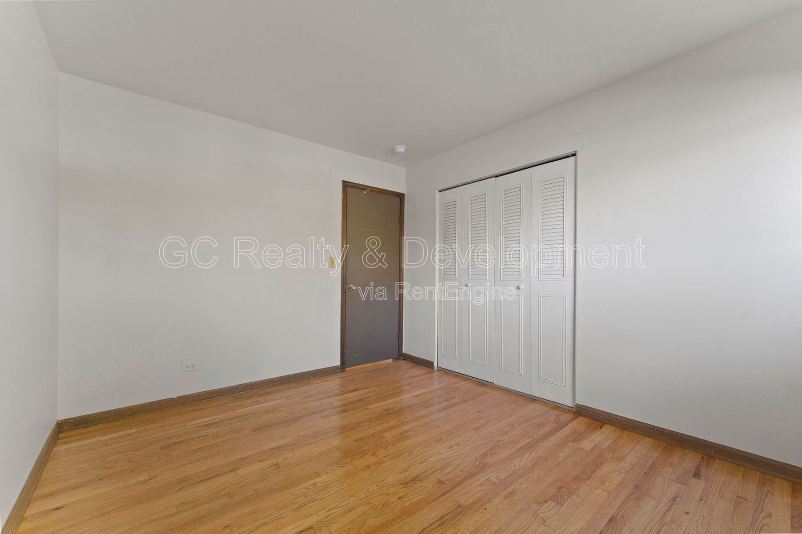 *** 2 BDRM / HARDWOOD FLOORS / TENANT ONLY PAYS ELECTRIC / PARKING INCLUDED *** property image