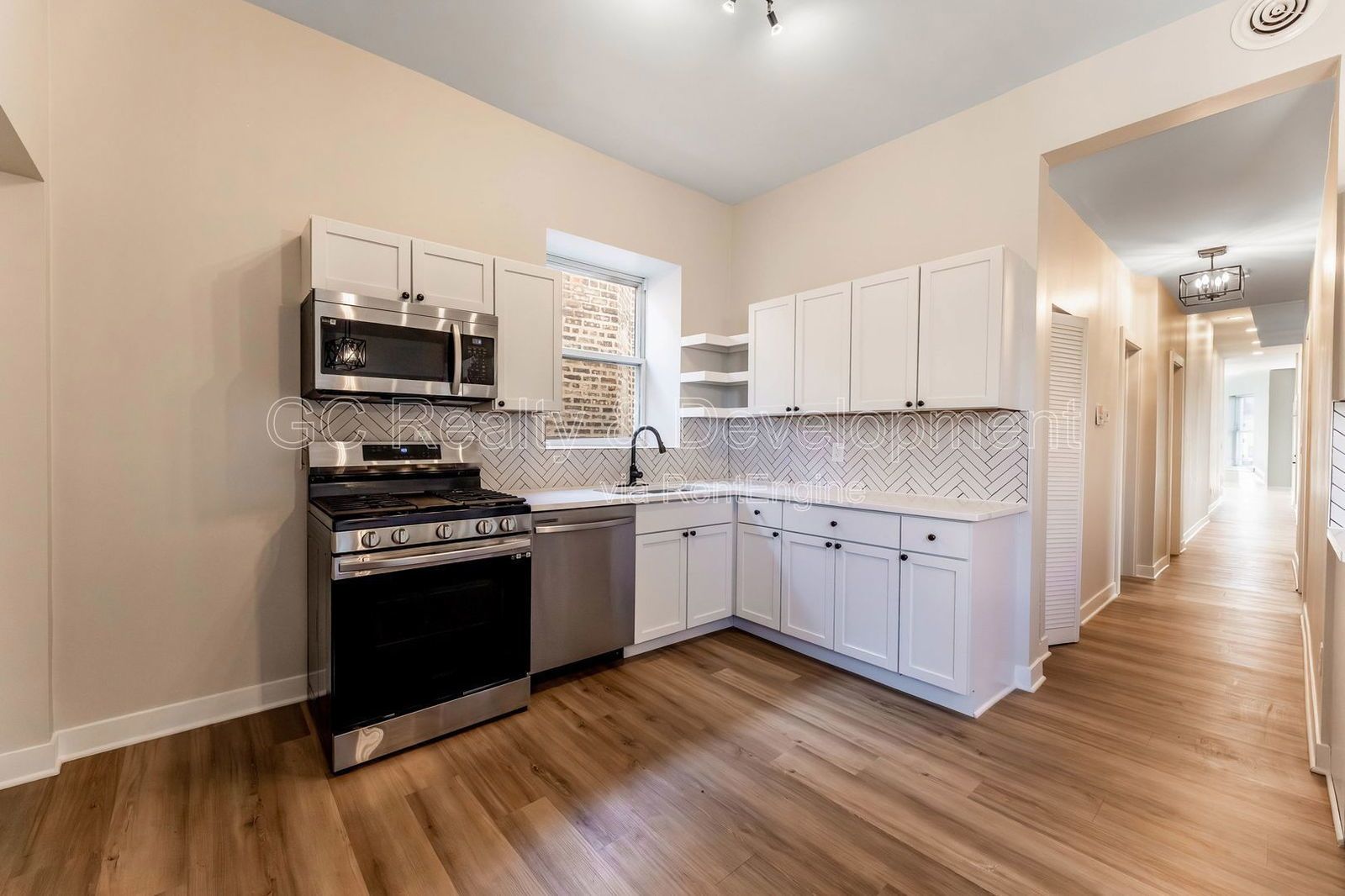 *** 3 BDRM - 1.5 BTH / UPDATED / 1800 SQFT / STAINLESS APPL & GRANITE /  PET FRIENDLY / LAUNDRY IN UNIT *** property image