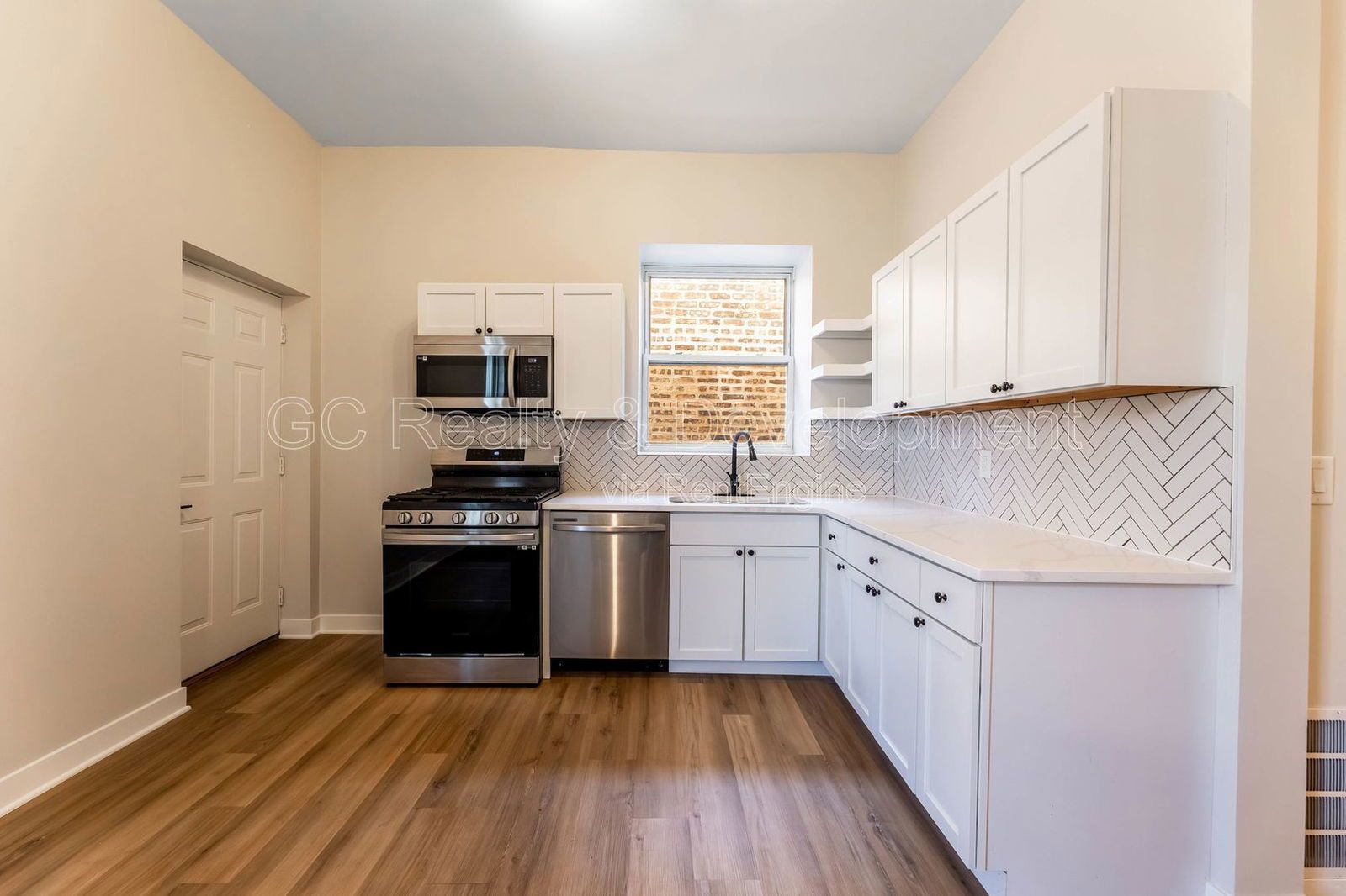 *** 3 BDRM - 1.5 BTH / UPDATED / 1800 SQFT / STAINLESS APPL & GRANITE /  PET FRIENDLY / LAUNDRY IN UNIT *** property image