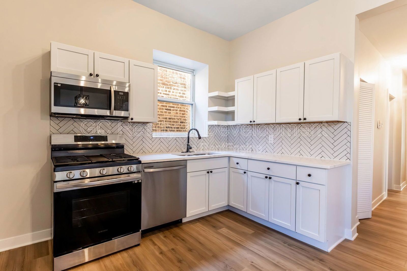 *** 3 BDRM - 1.5 BTH / UPDATED / 1800 SQFT / STAINLESS APPL & GRANITE /  PET FRIENDLY / LAUNDRY IN UNIT *** property image