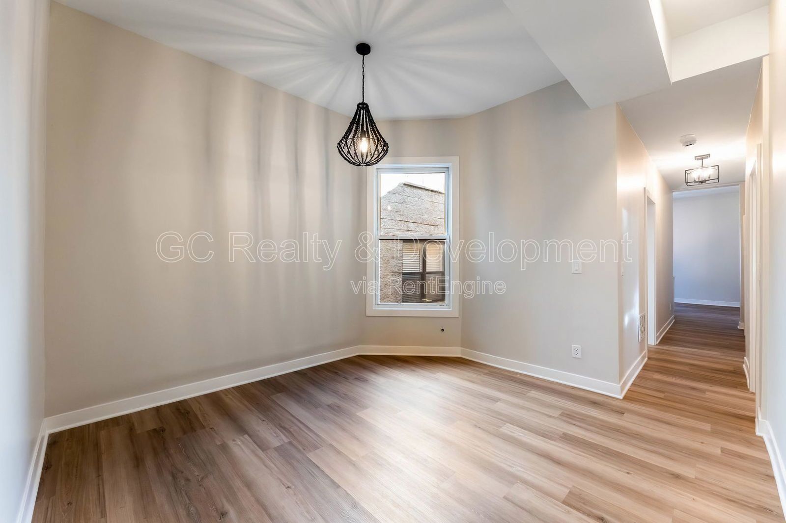 *** 3 BDRM - 1.5 BTH / UPDATED / 1800 SQFT / STAINLESS APPL & GRANITE /  PET FRIENDLY / LAUNDRY IN UNIT *** property image