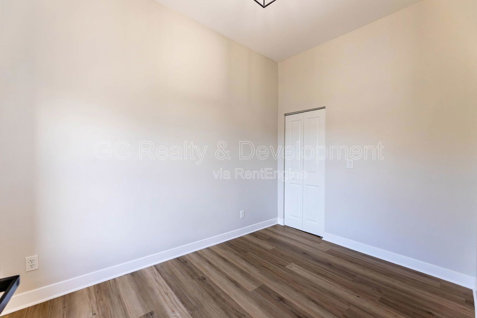 *** 3 BDRM - 1.5 BTH / UPDATED / 1800 SQFT / STAINLESS APPL & GRANITE /  PET FRIENDLY / LAUNDRY IN UNIT *** property image